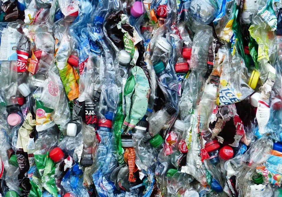 comparando el impacto ambiental del plastico reciclado vs no reciclado