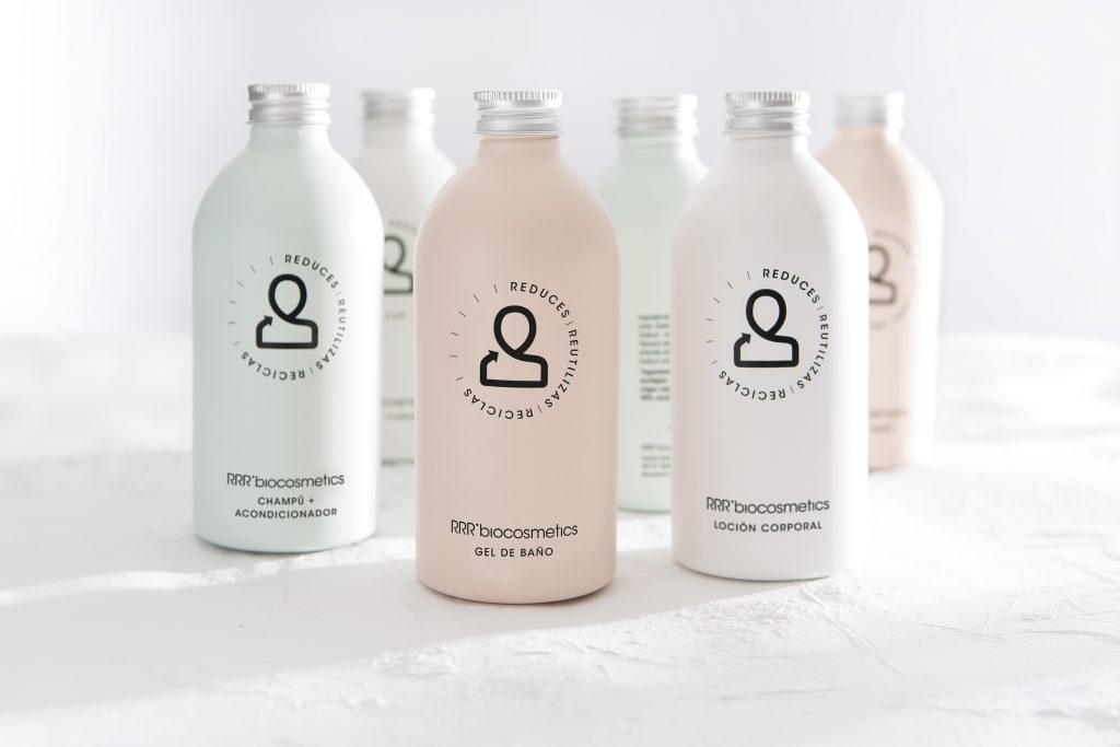 marcas y disenadores usan plastico reciclado en sus productos