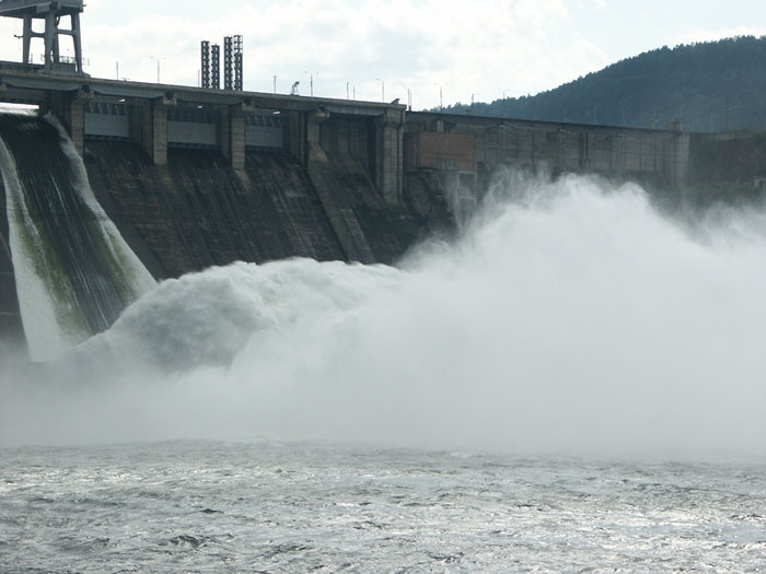 presa hidroelectrica en funcionamiento 1