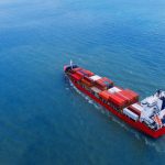 ¿Cómo influye el agua en el transporte marítimo?