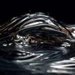 ¿Qué sucede si el agua se mezcla con metales?