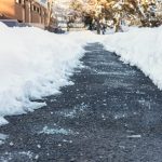 ¿Por qué usamos sal para derretir la nieve y el hielo?